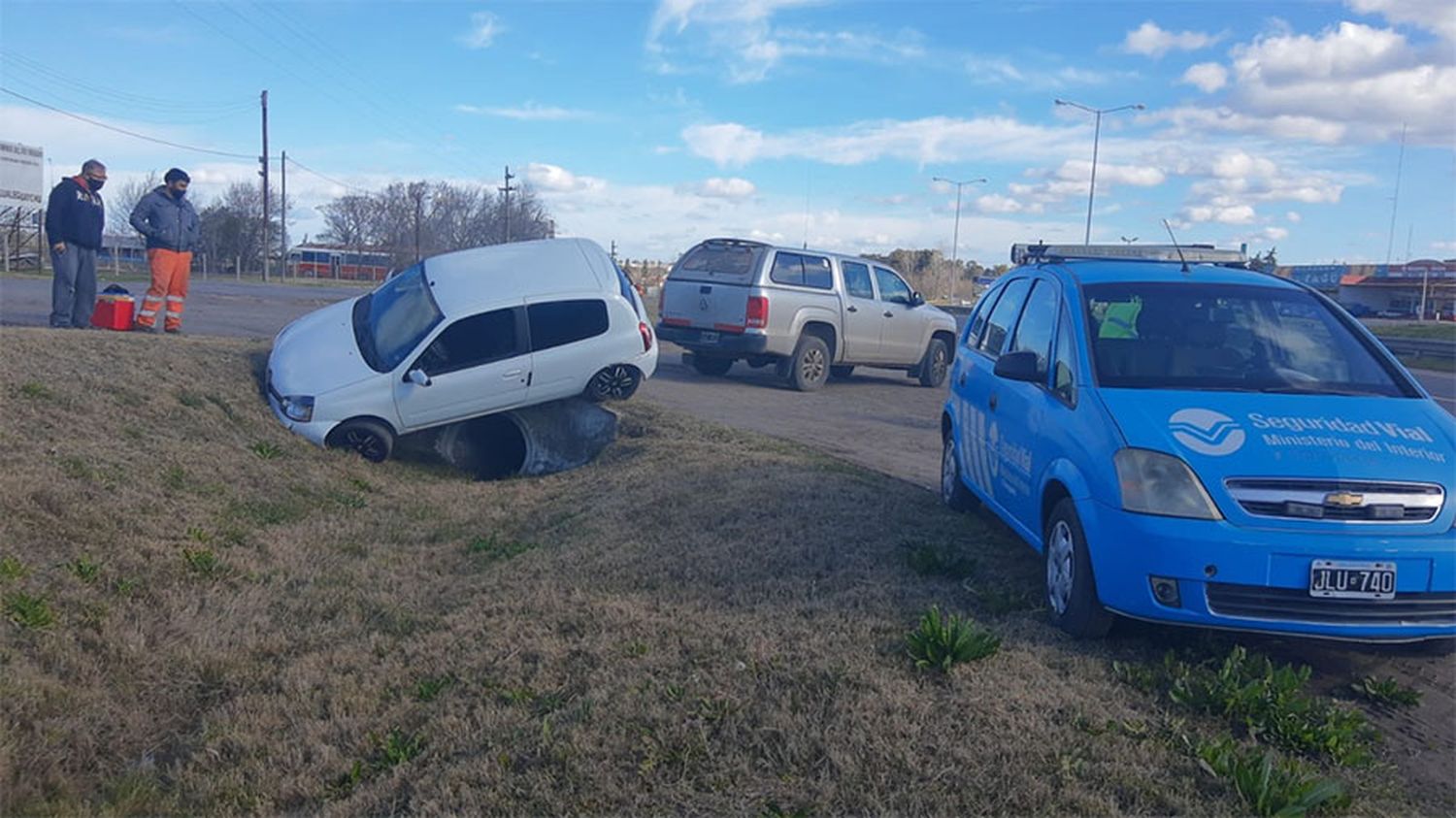 Un vehículo cayó a una cuneta