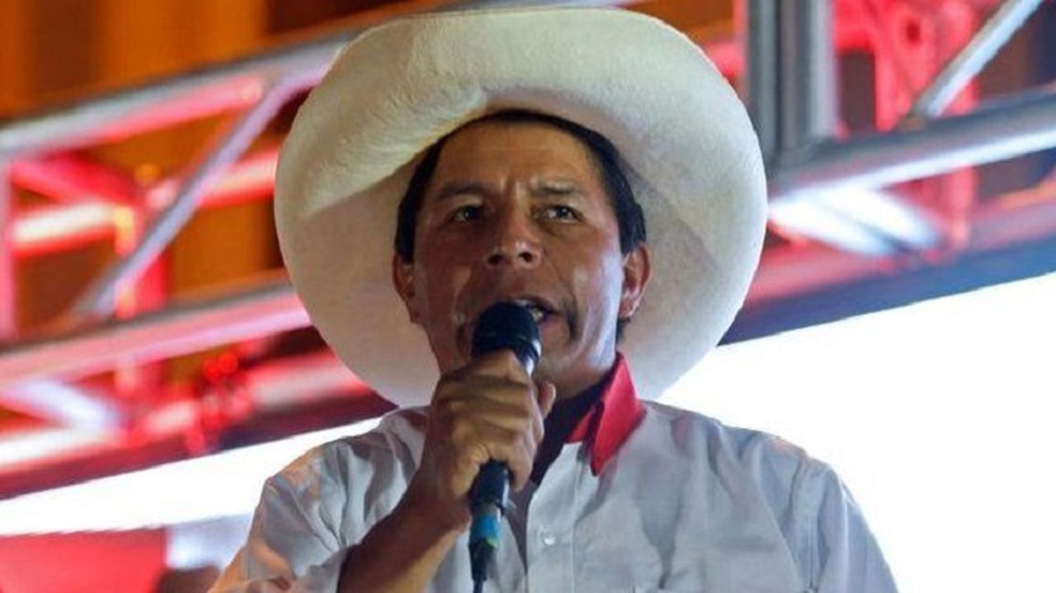 «QUE ARREGLE SUS PROBLEMAS INTERNOS»: candidato presidencial peruano se distancia de Maduro