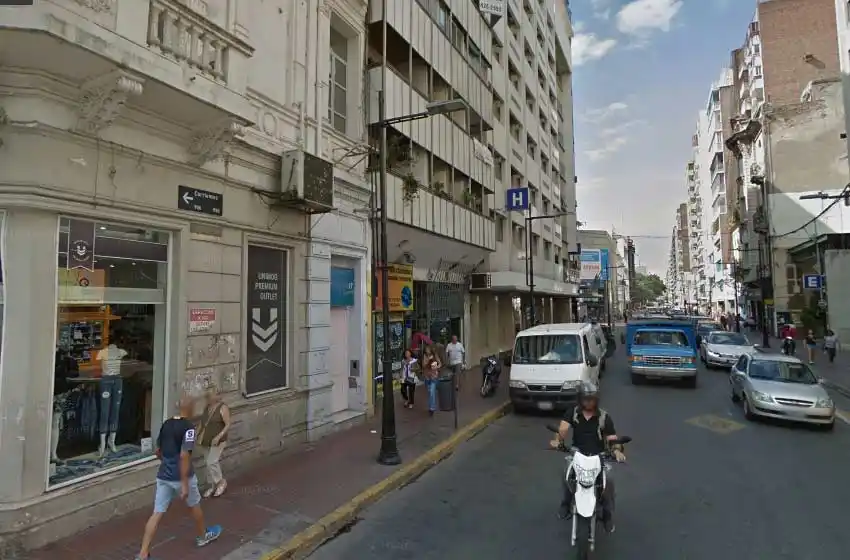 Se hospedaban en un hotel céntrico, quisieron pagar con una tarjeta sin fondos y resultaron ser estafadores