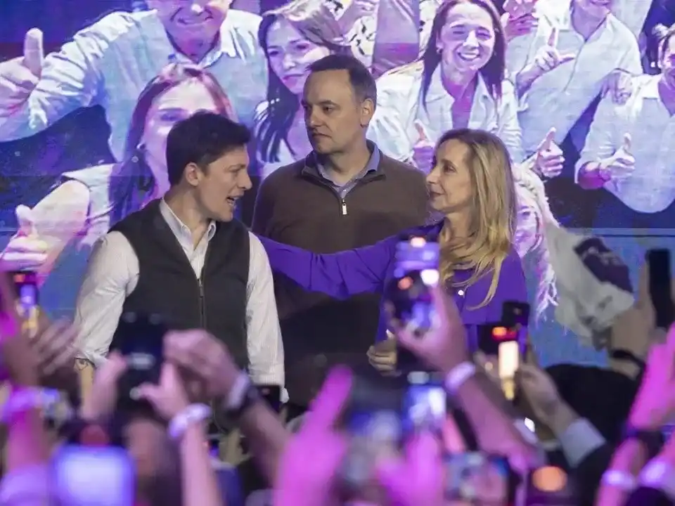 Santiago Caputo, Manuel Adorni y Karina Milei.