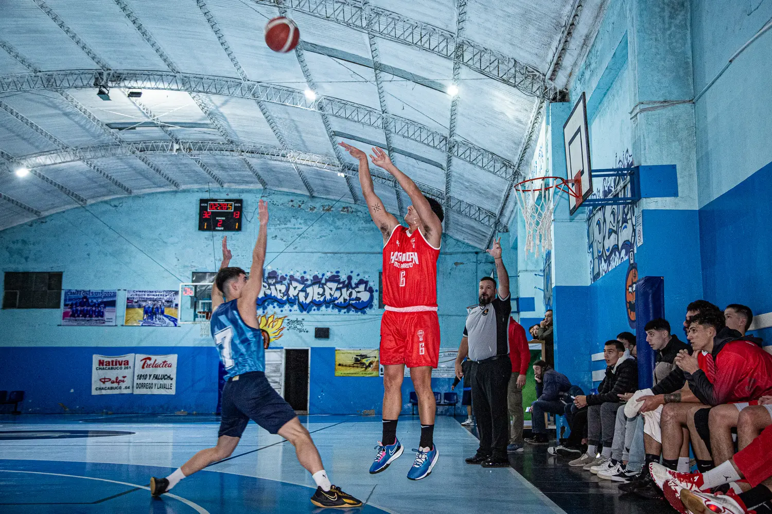 Básquet: Huracán ganó y es único líder