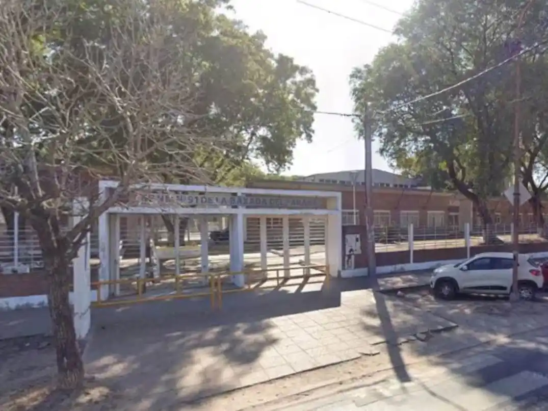 La pelea se produjo en la escuela secundaria N°91 de La Baxada. (Foto: Google Maps).