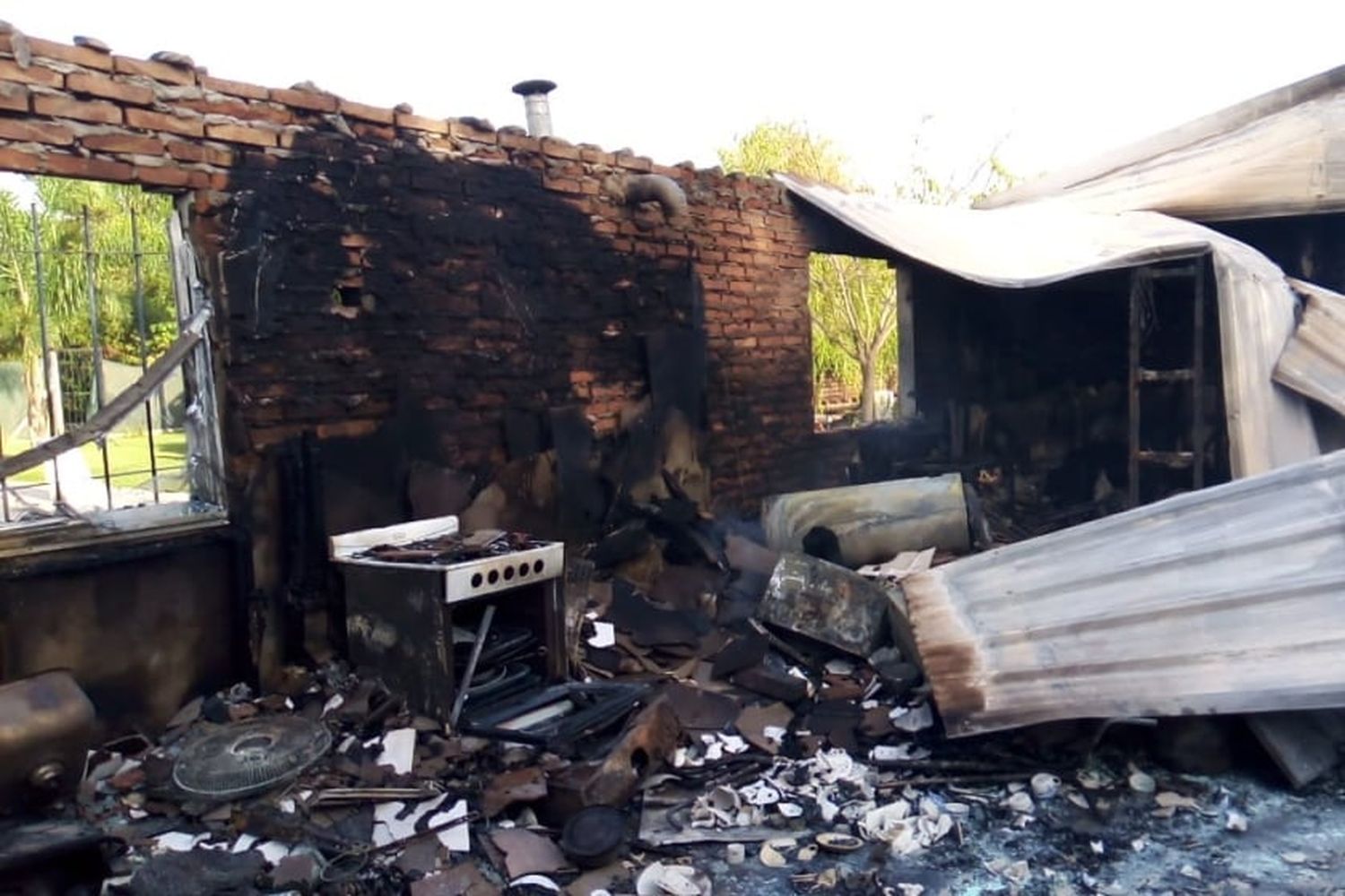 Tensión al norte de Rosario: una casa se incendió y sufrió daños totales