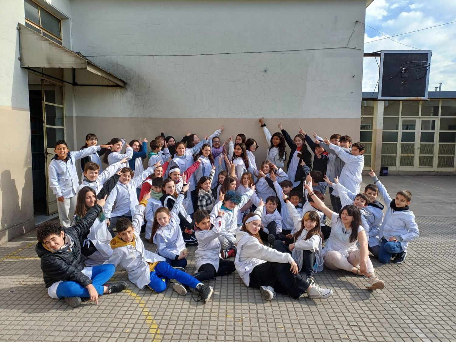 Los estudiantes de 6º grado de la Escuela 11, frente a la pared donde se realizará el mural