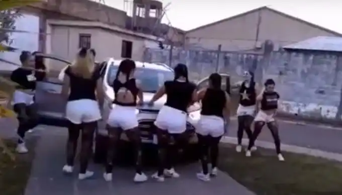 Escándalo en Los Hornos: Sancionan a agentes del Servicio Penitenciario Bonaerense que bailaron con internas del penal