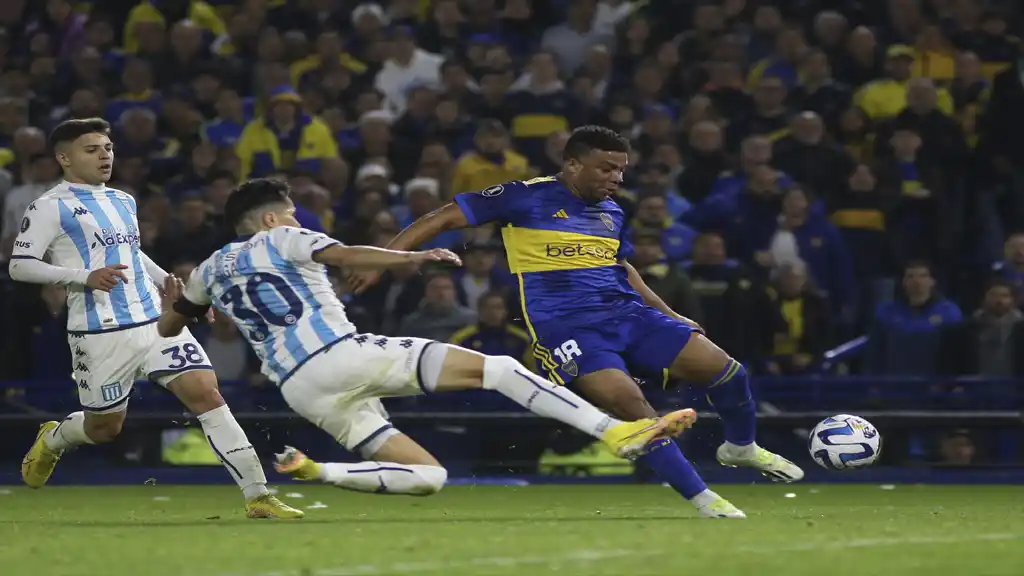 Un momento del intenso partido jugado en la Bombonera