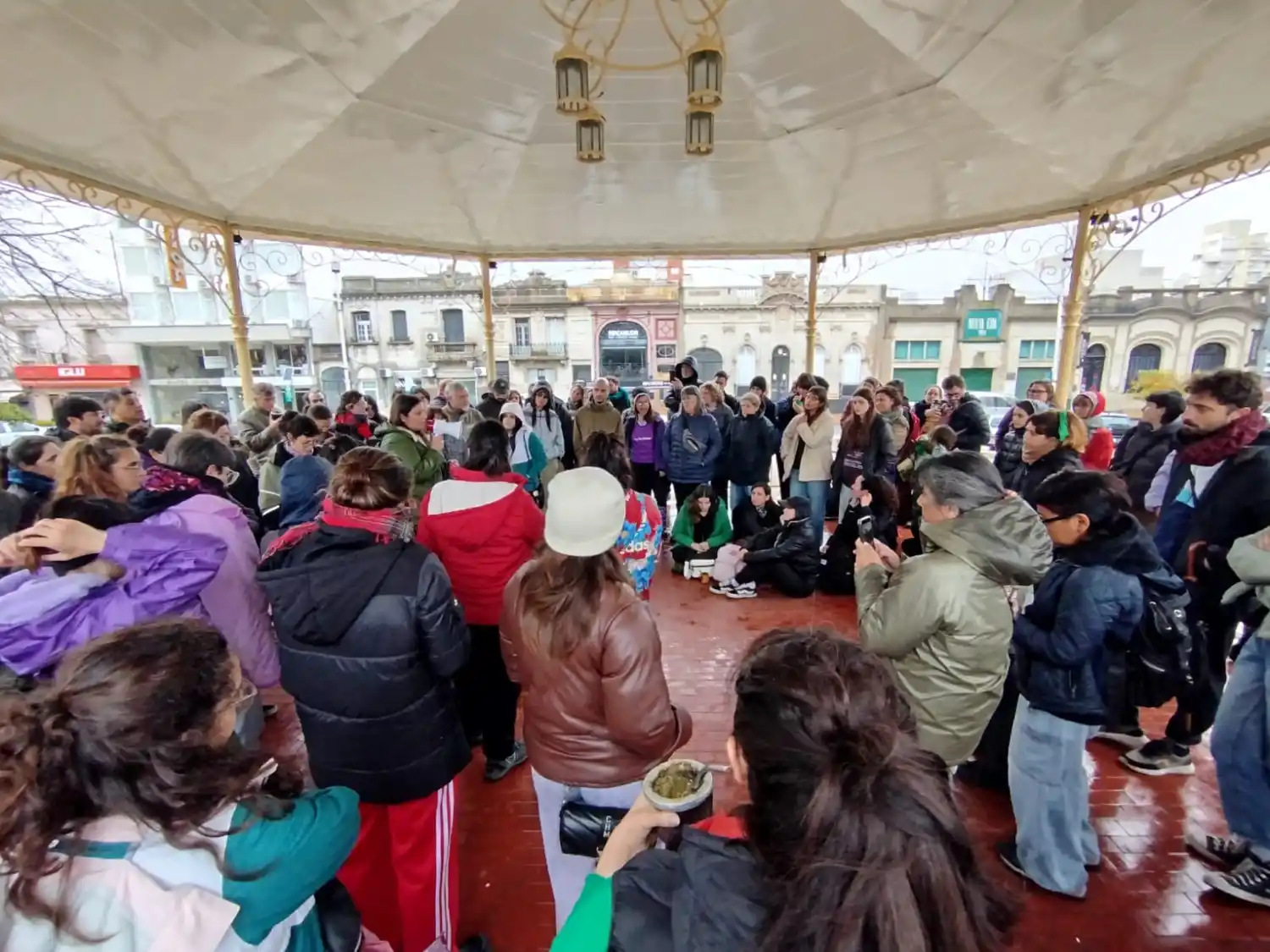 A pesar de la lluvia, la Asamblea Transfeminista se concentró por el triple femicidio de Varela