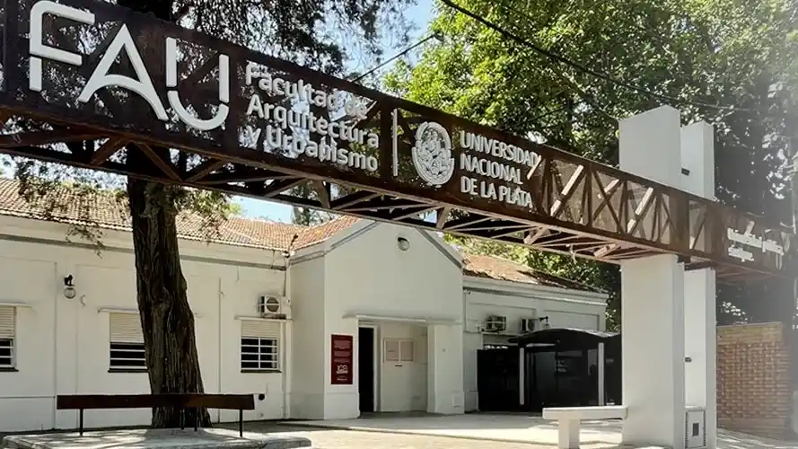En la facultad, ubicada en 117 y 47, en la zona del Paseo del Bosque de la capital provincial, se desplegó un amplio operativo policial.