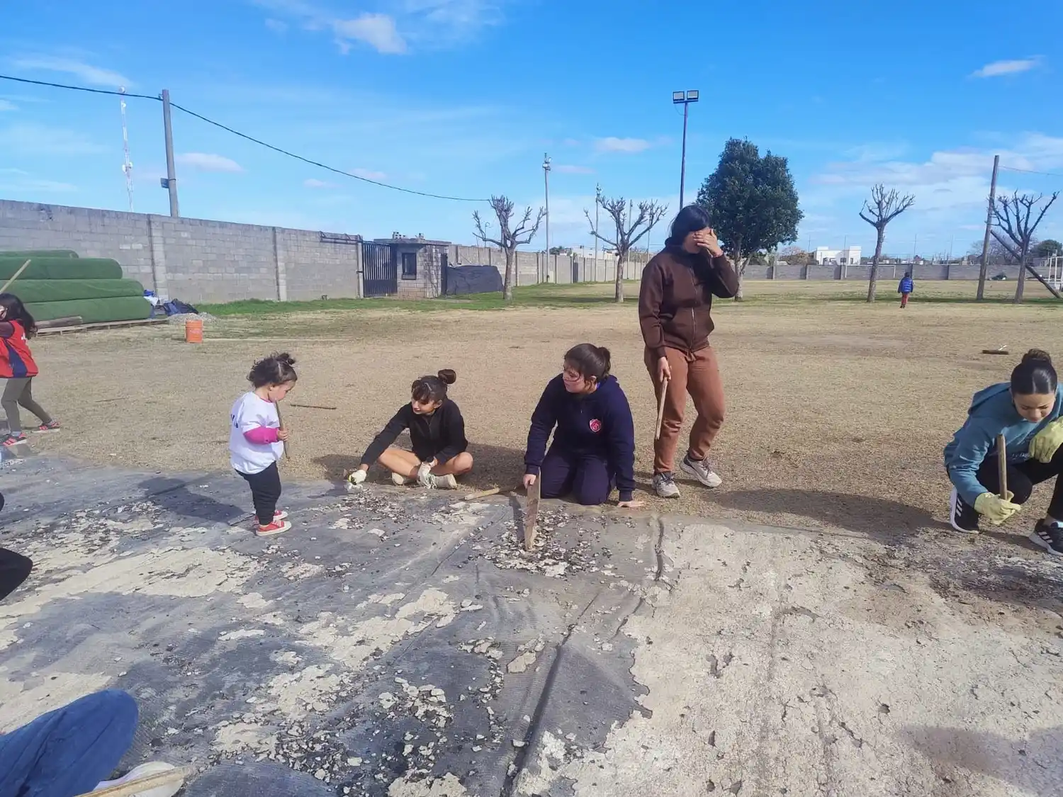 Las jugadoras y sus familiares acondicionan a diario el predio donde practican.