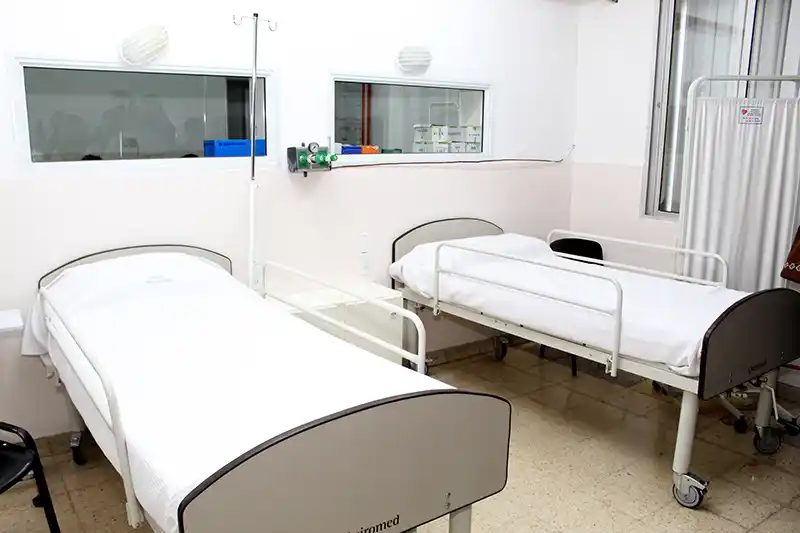 Bajaron los casos activos y la ocupación de camas de terapia