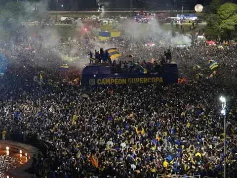 Una multitud canalla celebró el título de la Supercopa y hubo chicanas a Estudiantes y Newell"s. Foto:captura de pantalla