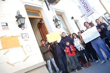Vecinos del Procrear protestaron y escracharon a la inmobiliaria Cappelletti 