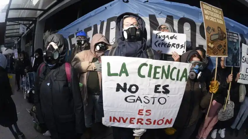 Estilo Eternauta: los científicos protestaron vestidos como Juan Salvo, bajo el lema “nadie se salva solo”