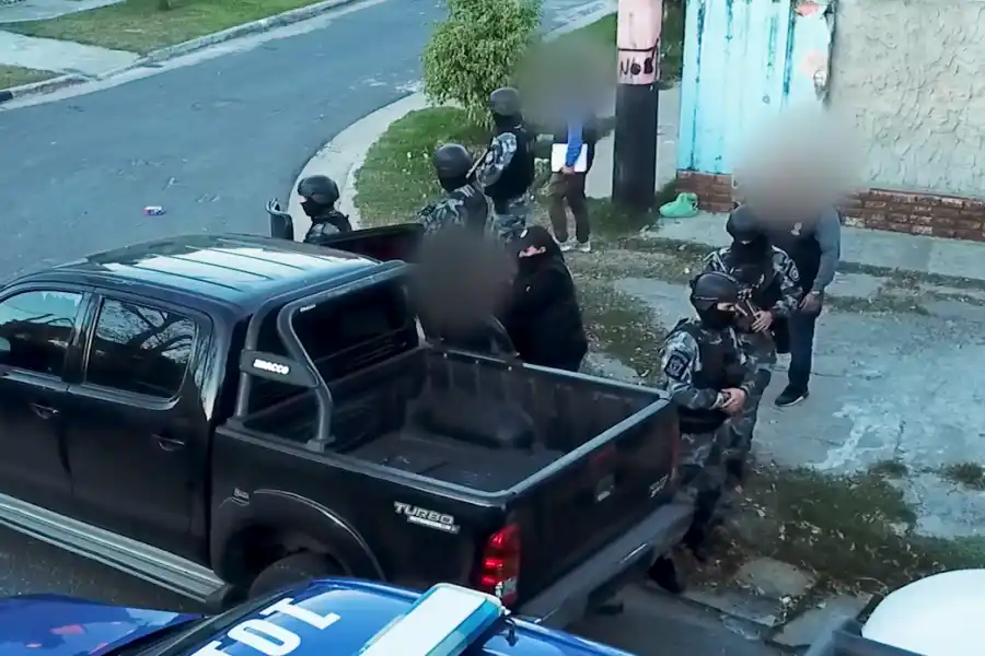 Cuatro personas detenidas en 14 allanamientos por los ataques incendiarios contra vehículos