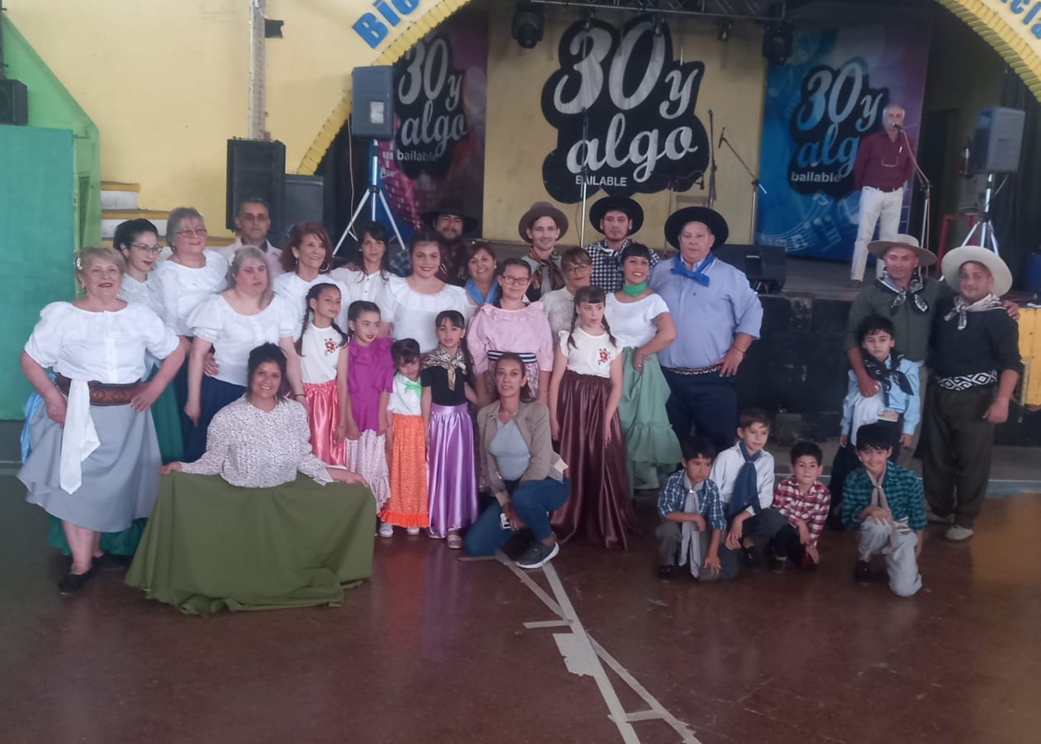 Escuelas de Danzas El Antigal invita a bailar para celebrar la tradición