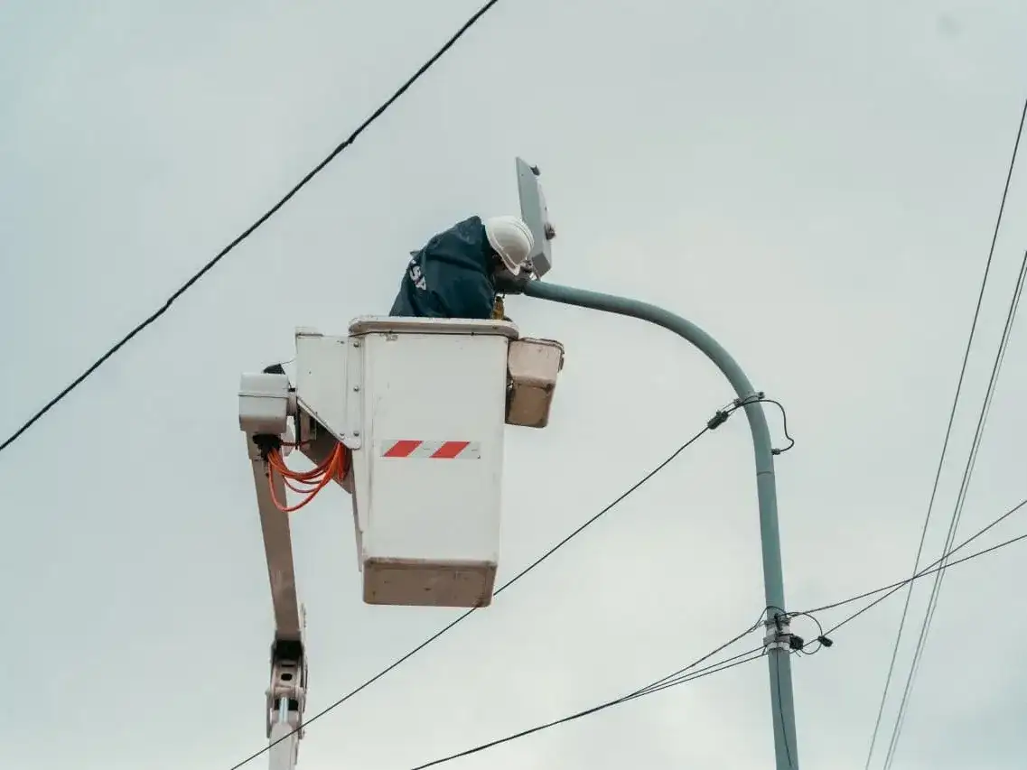El Municipio inició un plan de iluminación LED que llegará a 13 barrios y beneficiará a más de 80 mil vecinos