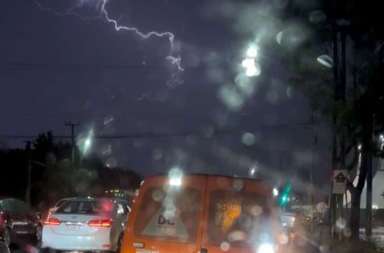 Afirman que "en pocas horas llovió más de lo que suele llover durante todo el mes de junio"