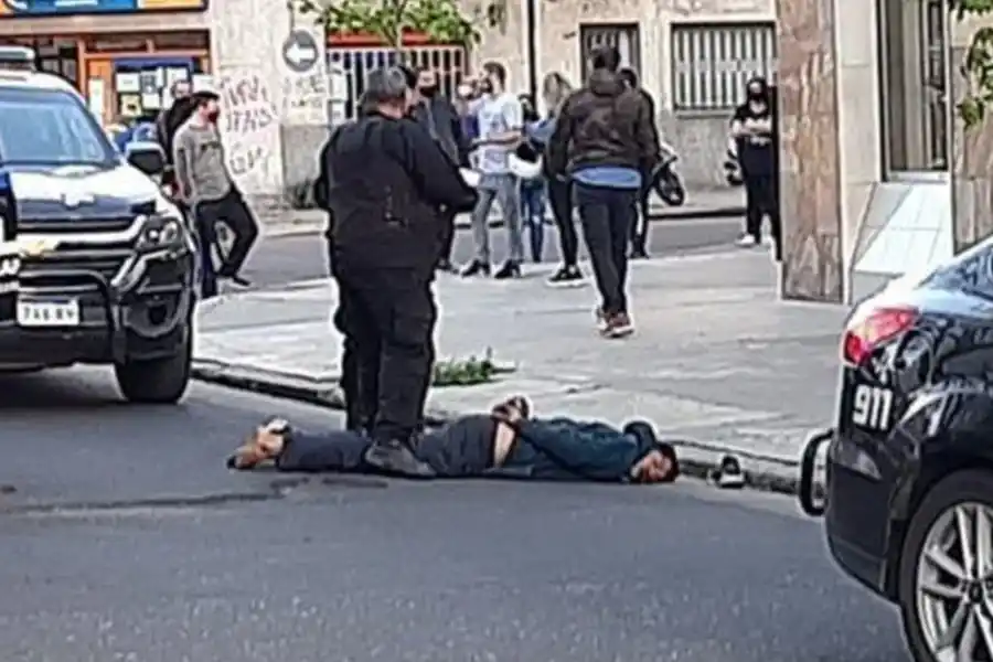 Intentó robar una vivienda en Esperanza, los vecinos lo atraparon y “arrestaron” hasta que llegó la Policía