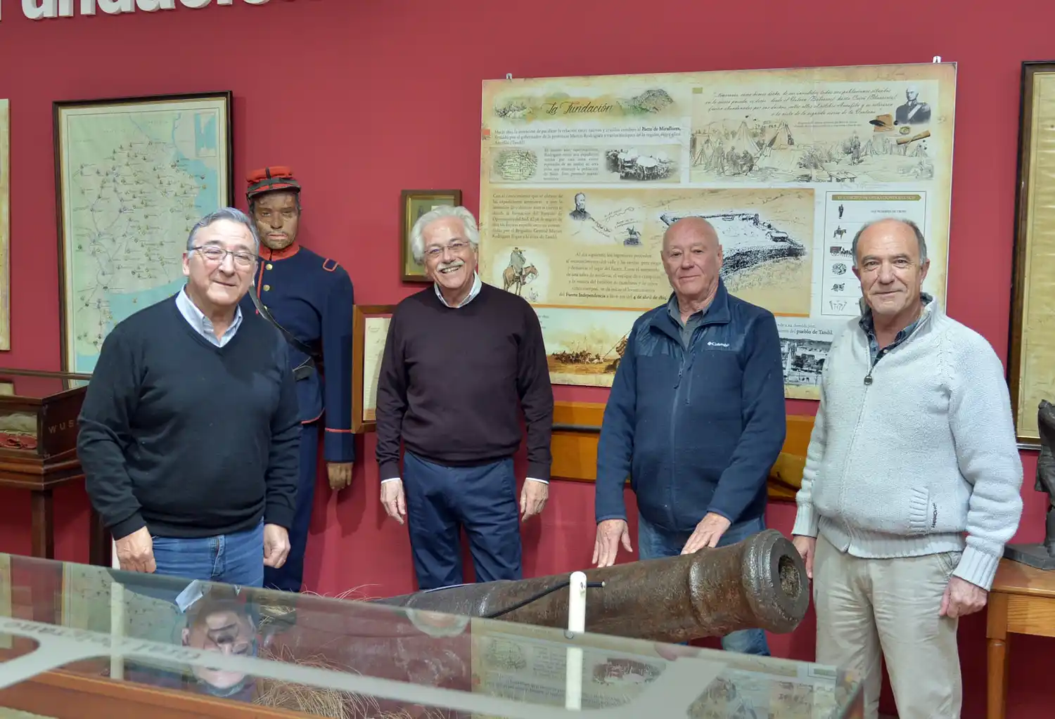 Oscar Granato, junto a Raúl Díaz, Miguel de la Piedra y Pablo Vulcano, de la comisión directiva del Museo.