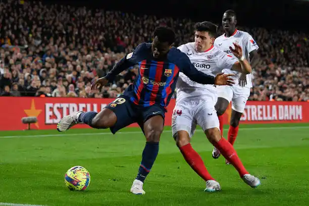 Barcelona goleó y se aleja