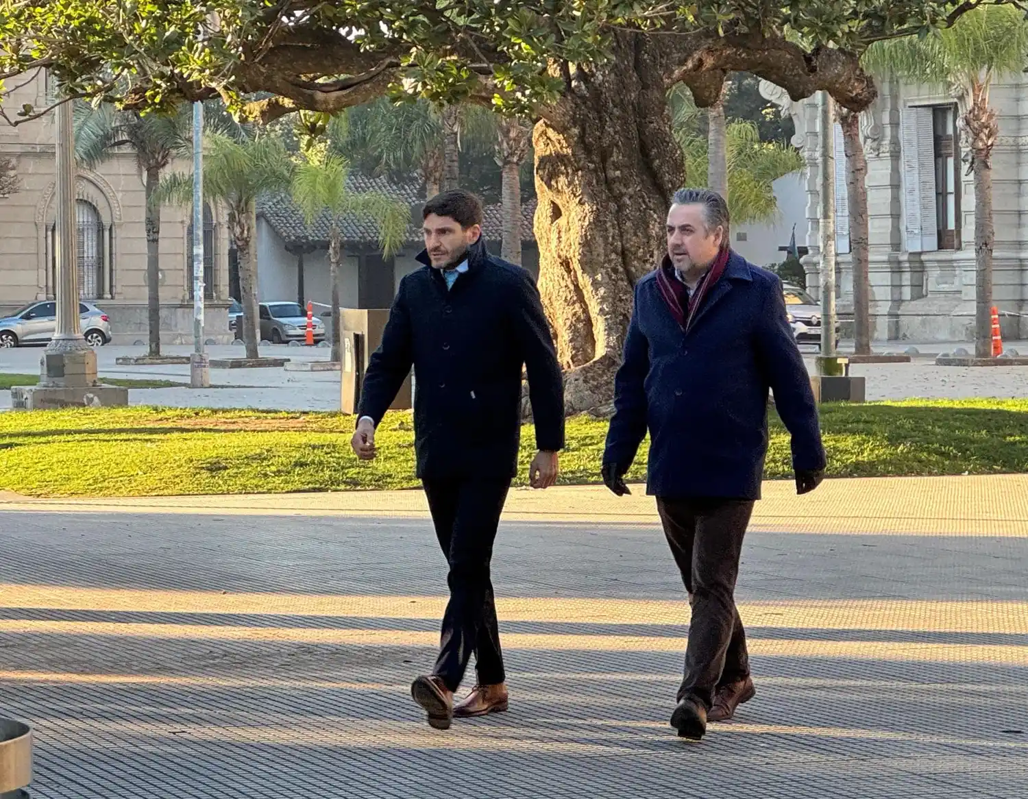 El gobernador, llegando a los tribunales, acompañado del ministro de Seguridad.