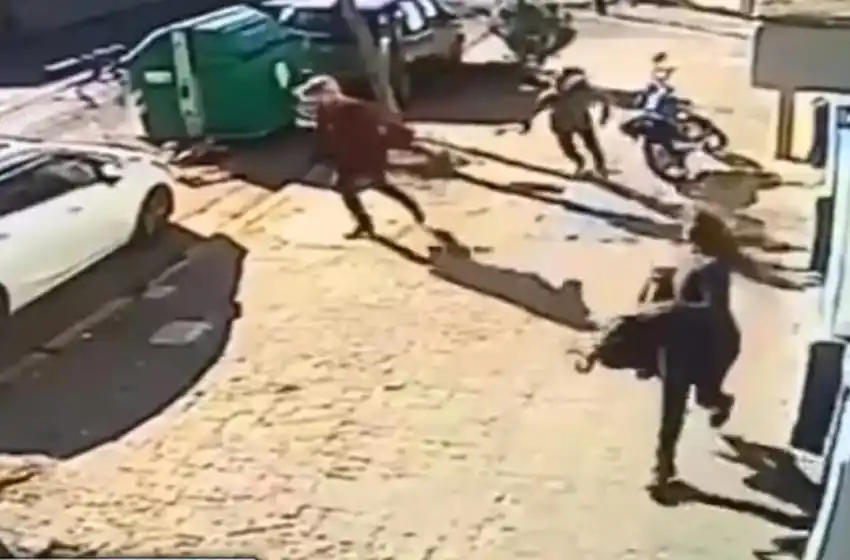 Vecinos corrieron a un motochorro que intentó robarle a dos mujeres