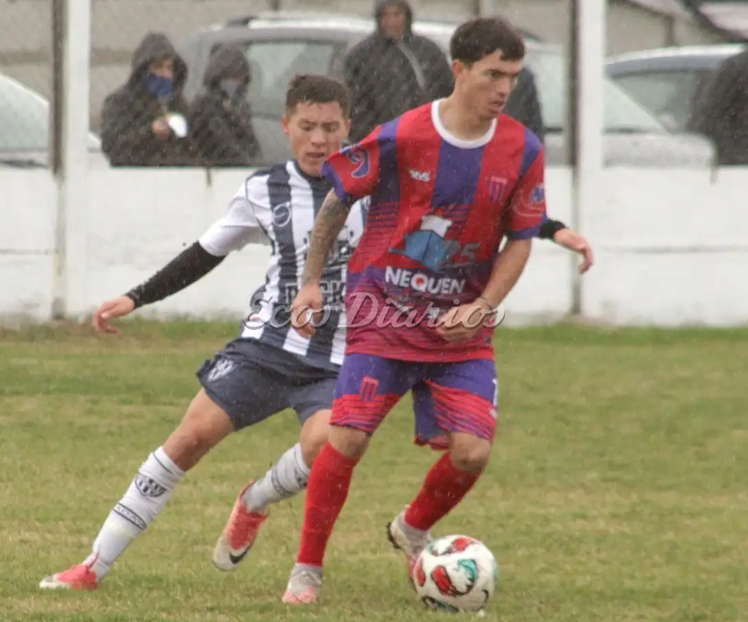 Mirko Barrionuevo con dominio del balón ante la presión de Santiago Farías