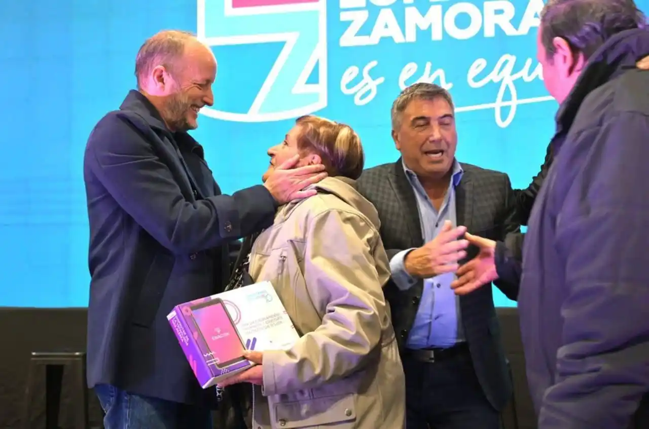 Entregaron 500 tablets de ENACOM a adultos mayores de Lomas de Zamora