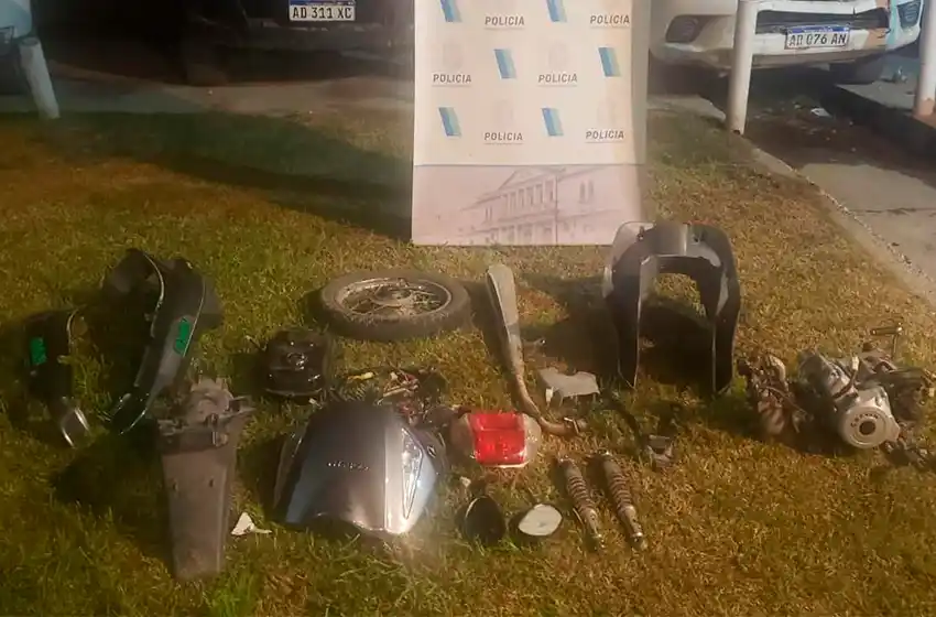 Le robaron la moto y la recuperó desarmada
