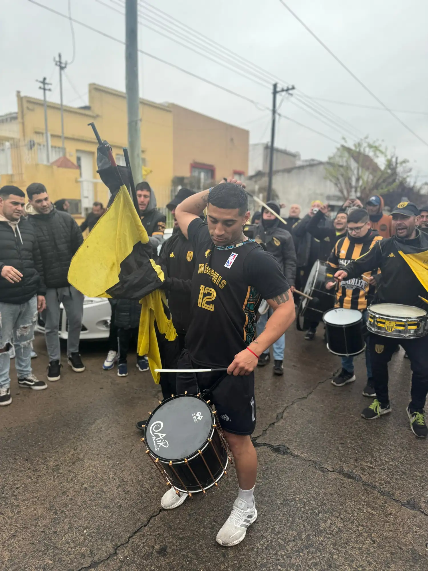 A pocos minutos del partido, las inmediaciones de la cancha se visten de negro y amarillo, con una previa a todo trapo por parte de sus fieles hinchas.