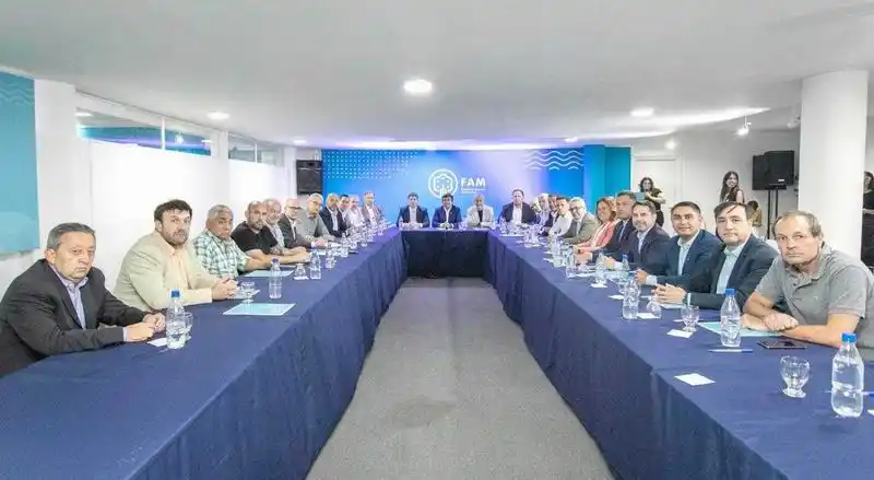 Intendentes de todo el país presentaron un 
recurso de amparo contra el DNU de Milei