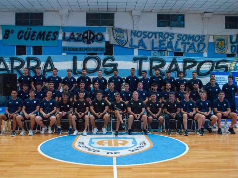 El plantel y cuerpo técnico 2026 de Atletico de Rafaela para el regreso a la Primera Nacional. Foto:Prensa AR