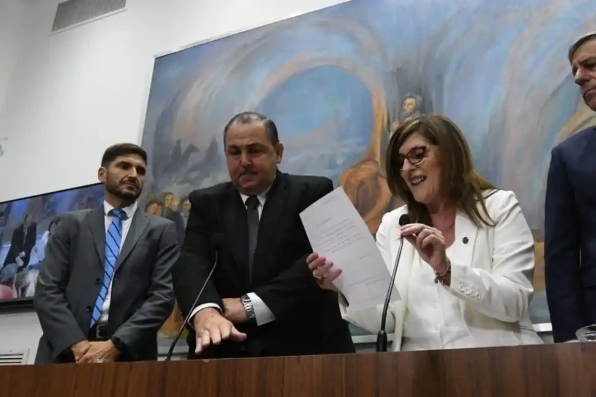 “Quiero ayudar a más gente de lo que lo hacía en el hospital Cullen”, dijo Poletti al iniciar su primer discurso como intendente de Santa Fe,