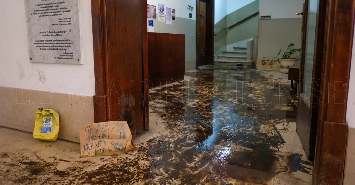 Fomentistas del sur llenaron de barro el hall del Palacio Comunal