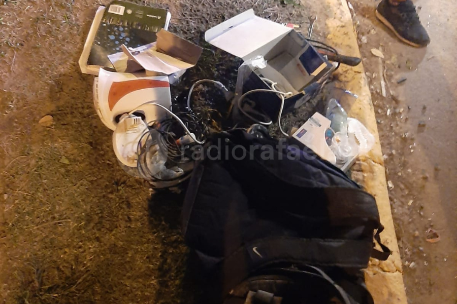 Detuvieron a dos sujetos en actitud sospechosa, llevando una mochila con elementos varios