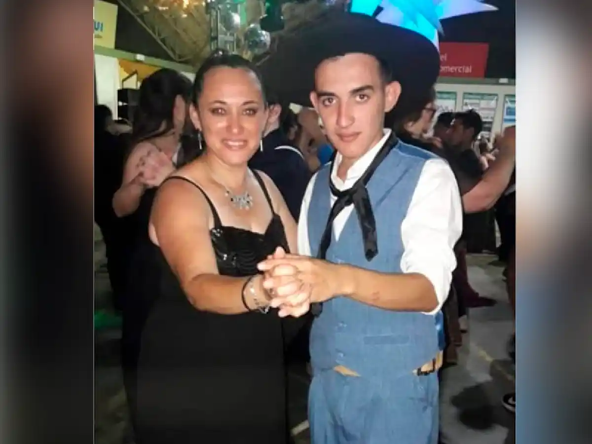 Arroyito: terminó el secundario y fue vestido de gaucho a su fiesta de egresados