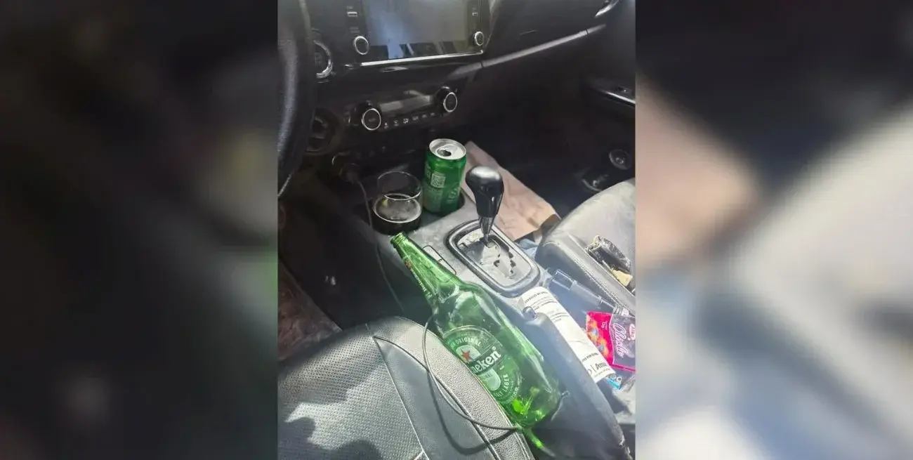 Interceptaron a un joven en una Hilux chocada y rompió billetes de 100 dólares frente a la Policía