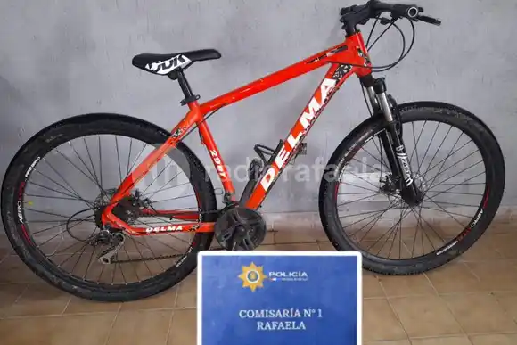 Dejó la bici en la vereda y se la robaron: la tenía un sujeto que la estaba ofreciendo en la calle