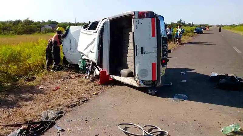 Hospitalizaron con heridas graves a tres hombres tras el vuelco de una camioneta