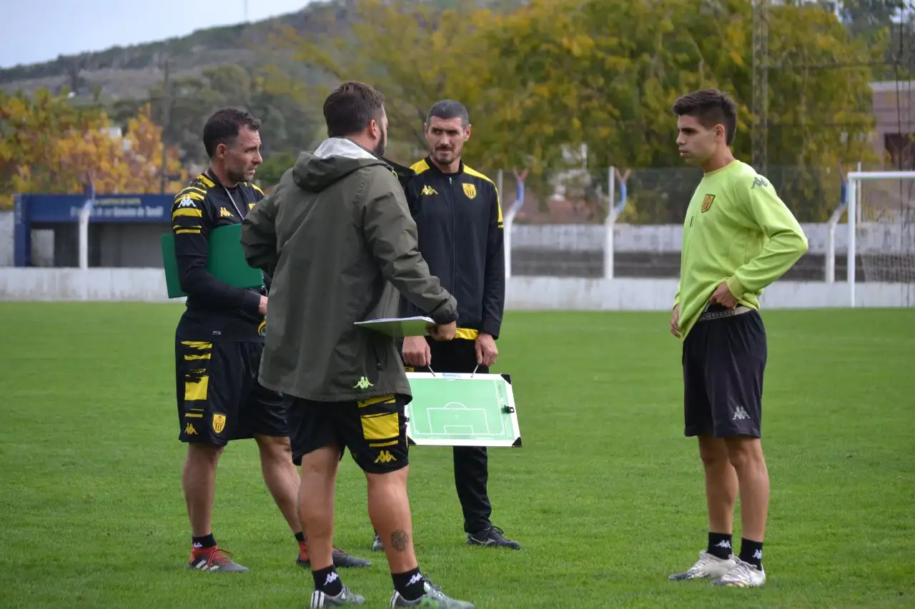 Enzo Espinoza, dialogando con Cristian López (de espaldas), Mariano González y Osvaldo Barsottini. (Foto prensa Santamarina).
