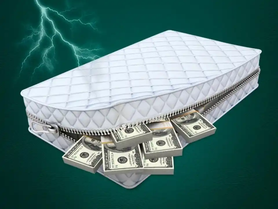 El mito del colchón seguro: por qué es hora de dejar de guardar dinero en casa