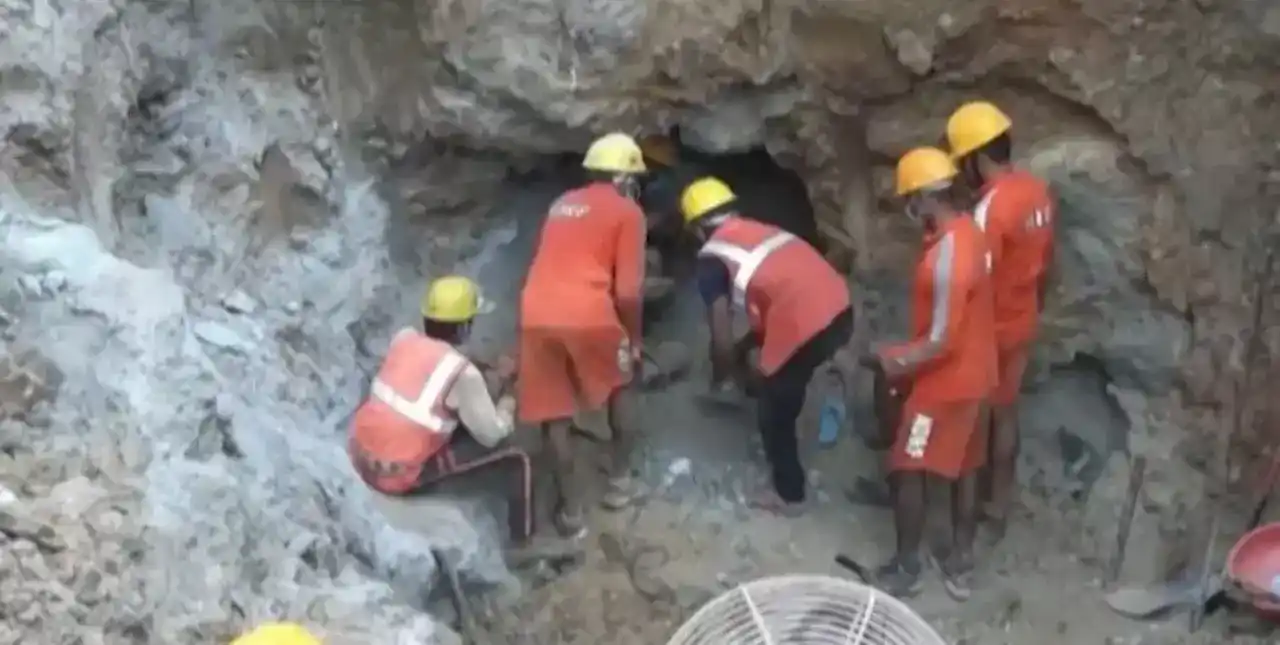 Rescataron con vida al niño que estuvo atrapado en un pozo durante cuatro días en India