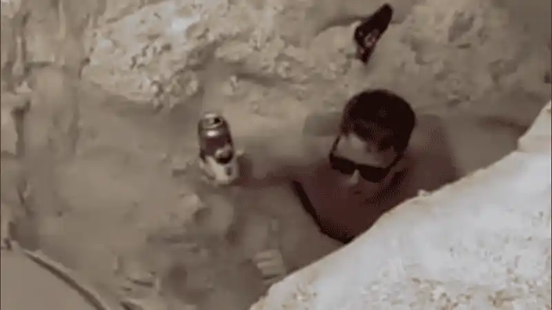 Tres horas de rescate en Copacabana: sacaron a un turista de un pozo que él mismo cavó