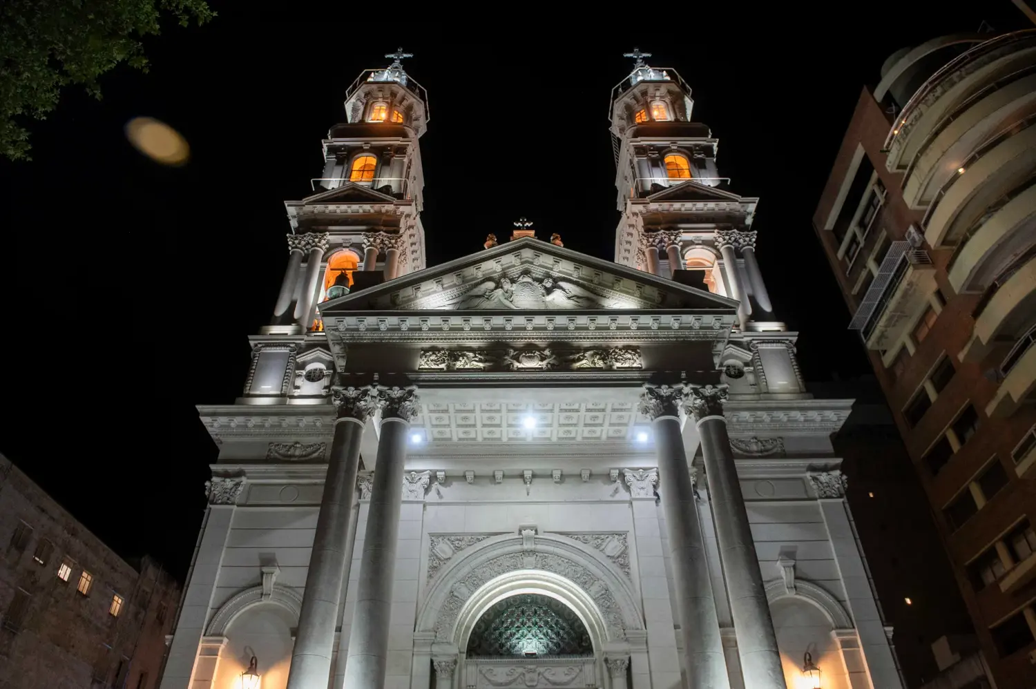 Atacaron la Catedral de Rosario con bombas de pintura durante la Marcha del Orgullo
