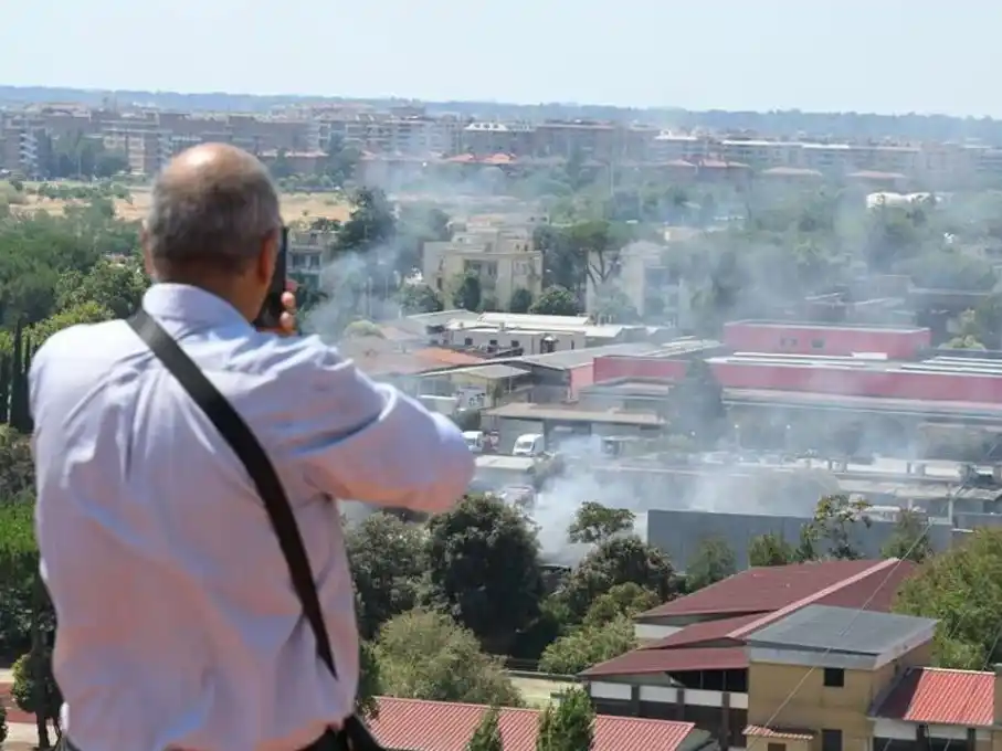 fotógrafo tomando el fuego después de la la explosión en de una gasolinera en Italia