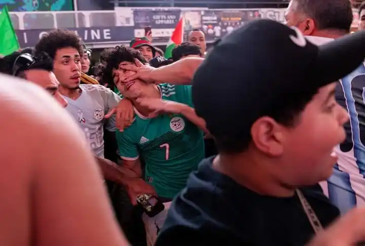 Un fan argentino golpea a un hincha de Argelia, en medio de un clima de tensión en Times Square. Foto REUTERS/Carolina Herrera