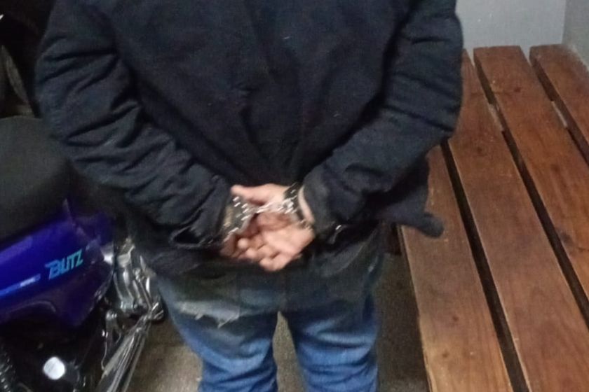 Detuvieron a un hombre con un cuchillo sospechado de robar una cubierta en Fisherton.