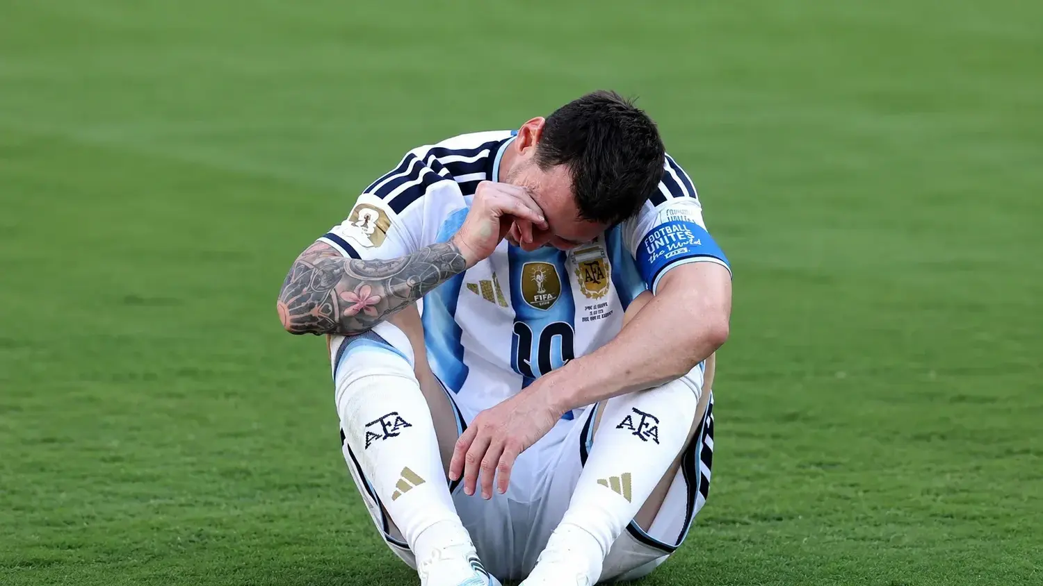 Messi llora tras recibir la medalla. Foto: Clarín