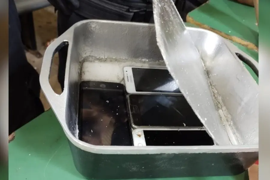 Encontraron 4 teléfonos en una fuente con comida que trataron de meter en la cárcel