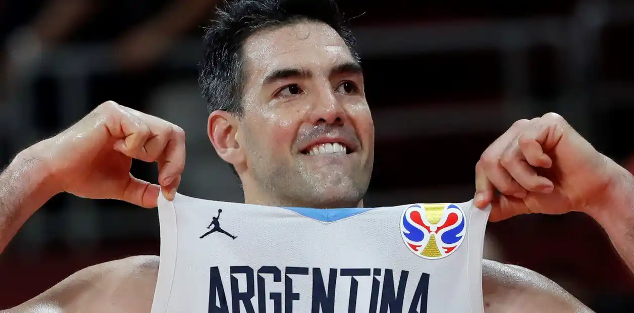 El canto que le dedicaron a Scola cuando entró al vestuario y la humarada del capitán